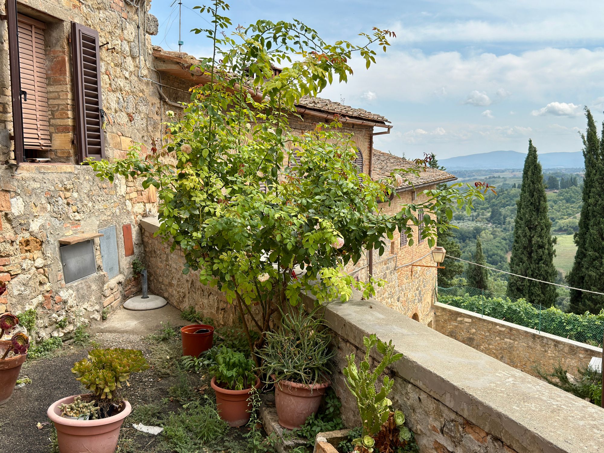 Terrazza di una casa in pietra con vista sulle colline