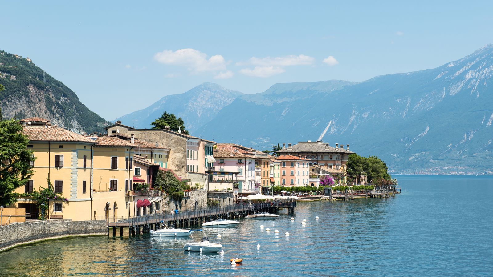 Borgo colorato affacciato sulle acque del Lago di Garda
