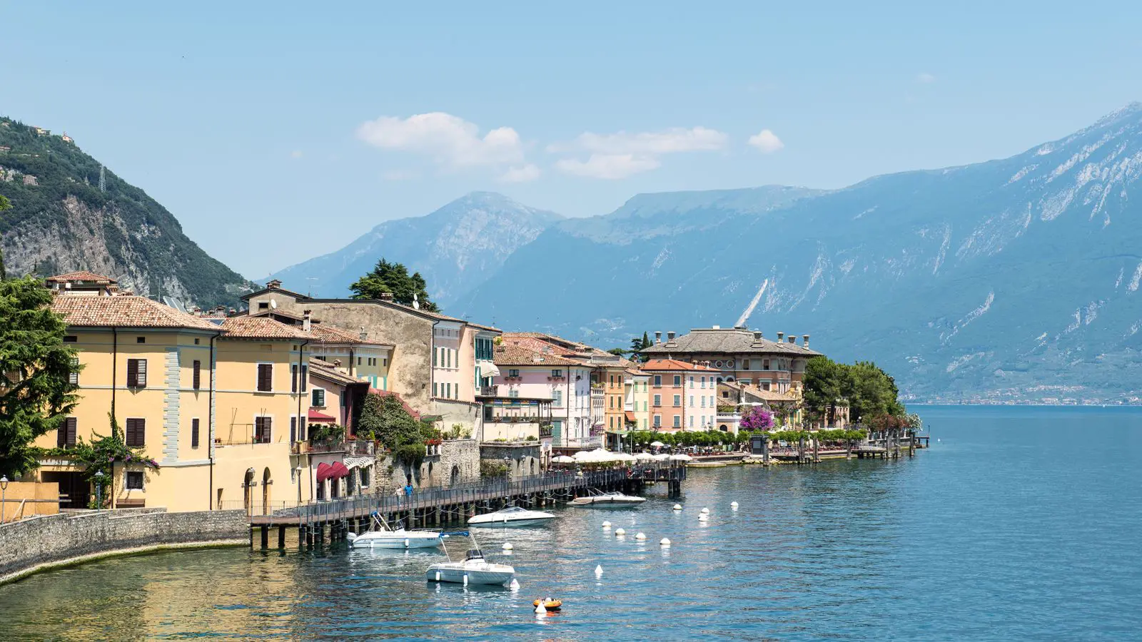 Un borgo affacciato sul Lago di Garda, vicino a Borgo Soul